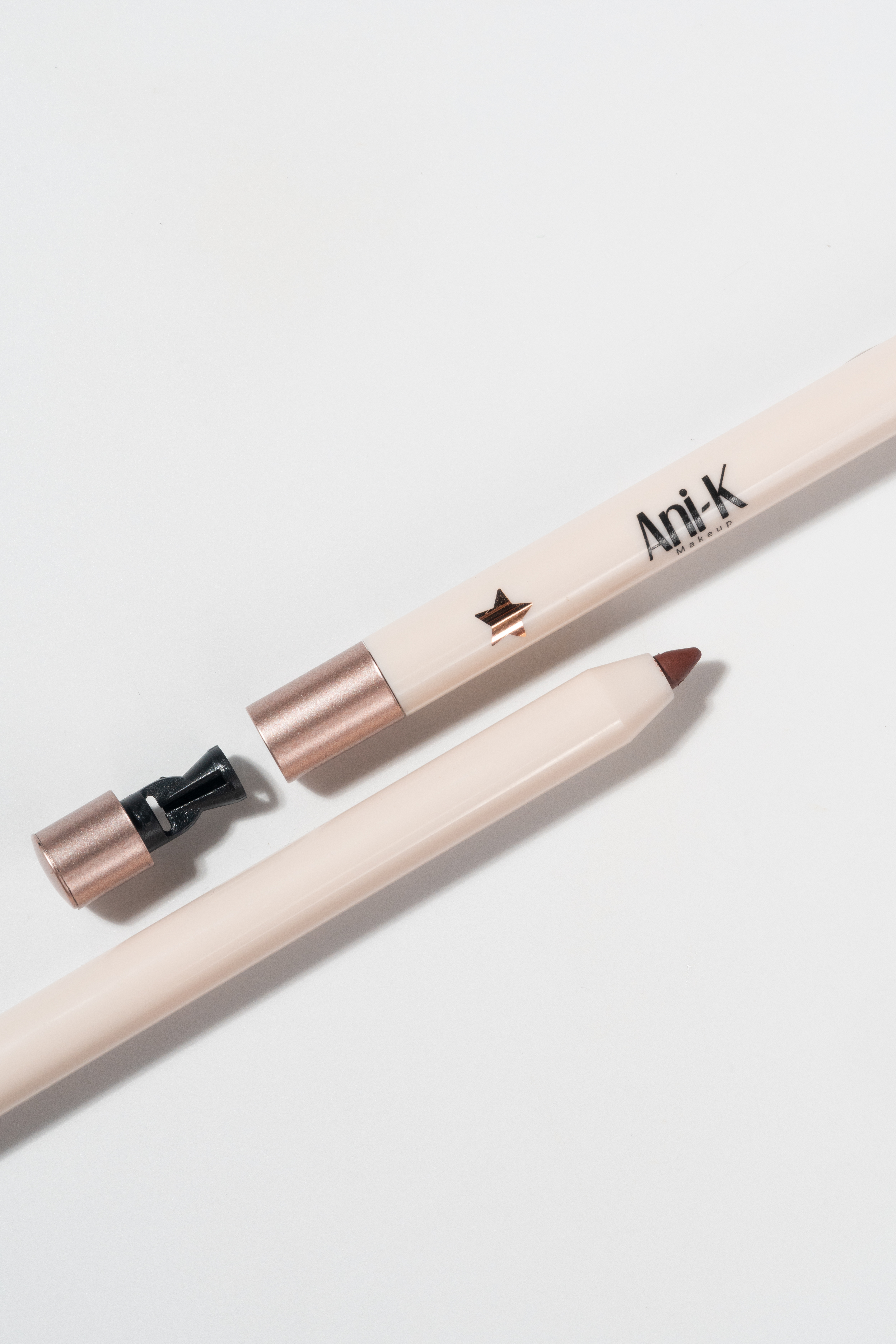 ANIK LAPIZ DE LABIOS 04